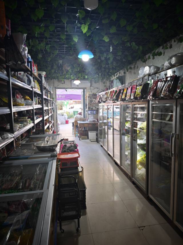【急转】【急转】【急转】江南春晓西门，成熟小区，人流庞大，有固定客源，年租金4w，租期到年底，转让费到店详谈，营业额2k-3k，店铺外可外摆，有上下水，可空店转，也可带货转，带货就盘货，除了餐饮，其他...