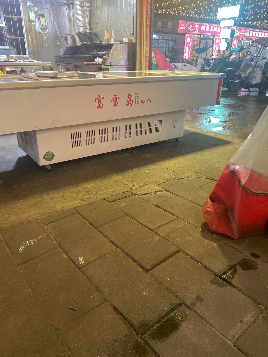 只要一万出头，滨海金夜夜市，盈利烧烤店低价转让，位置好，适合做大排档，低价转让，正常营业中，老板身体原因。 + + + + -华-18020878745--酒店餐饮