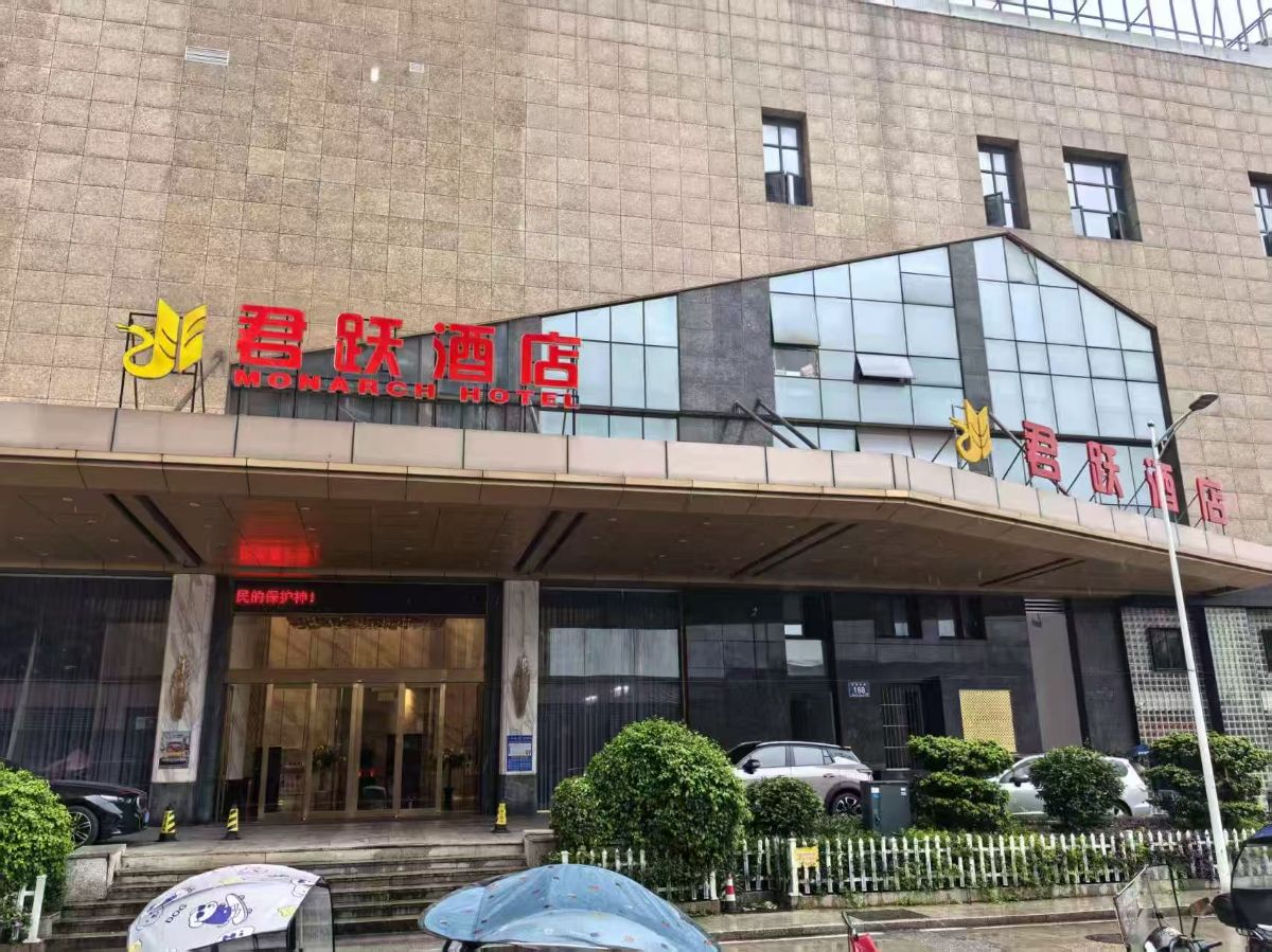 【旺铺招租】正对酒店！人流量大！开业大吉。 适合/自营店/工作室/餐饮等～，💰1600元/月，包物业！堪比摊位费 不用出摊淋雨，一间小店，努力就有奔头，用心经营，撑起小家的未来。