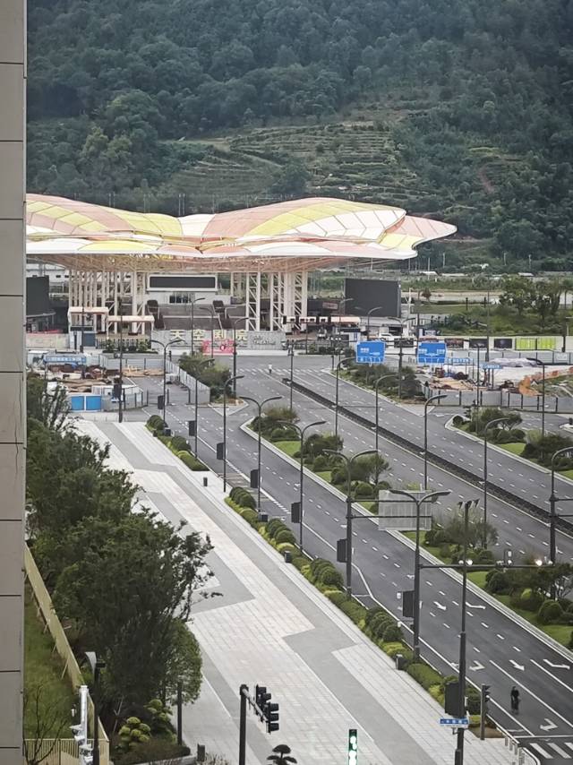 本人长期在外，利通长兴城房子闲置，精装未入住，家具家电齐全，诚心出售，