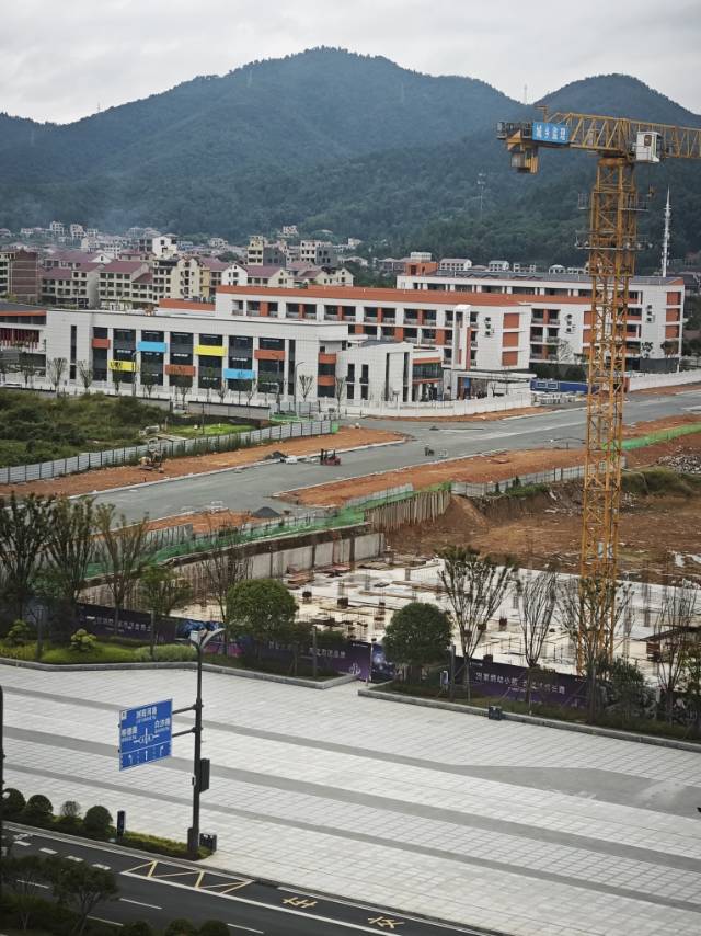 本人长期在外，利通长兴城房子闲置，精装未入住，家具家电齐全，诚心出售，