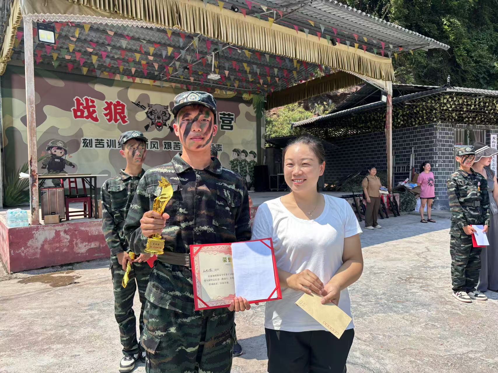 龙山·来凤家长注意！孩子沉迷手机、厌学逃课、叛逆顶嘴、自卑胆小管不住？【战狼特训营·暑期军事夏令营】十周年感恩招生开启深耕青少年叛逆矫正10年，军事化管理+心理疏导+感恩教育三位一体戒掉网瘾陋习 改掉...