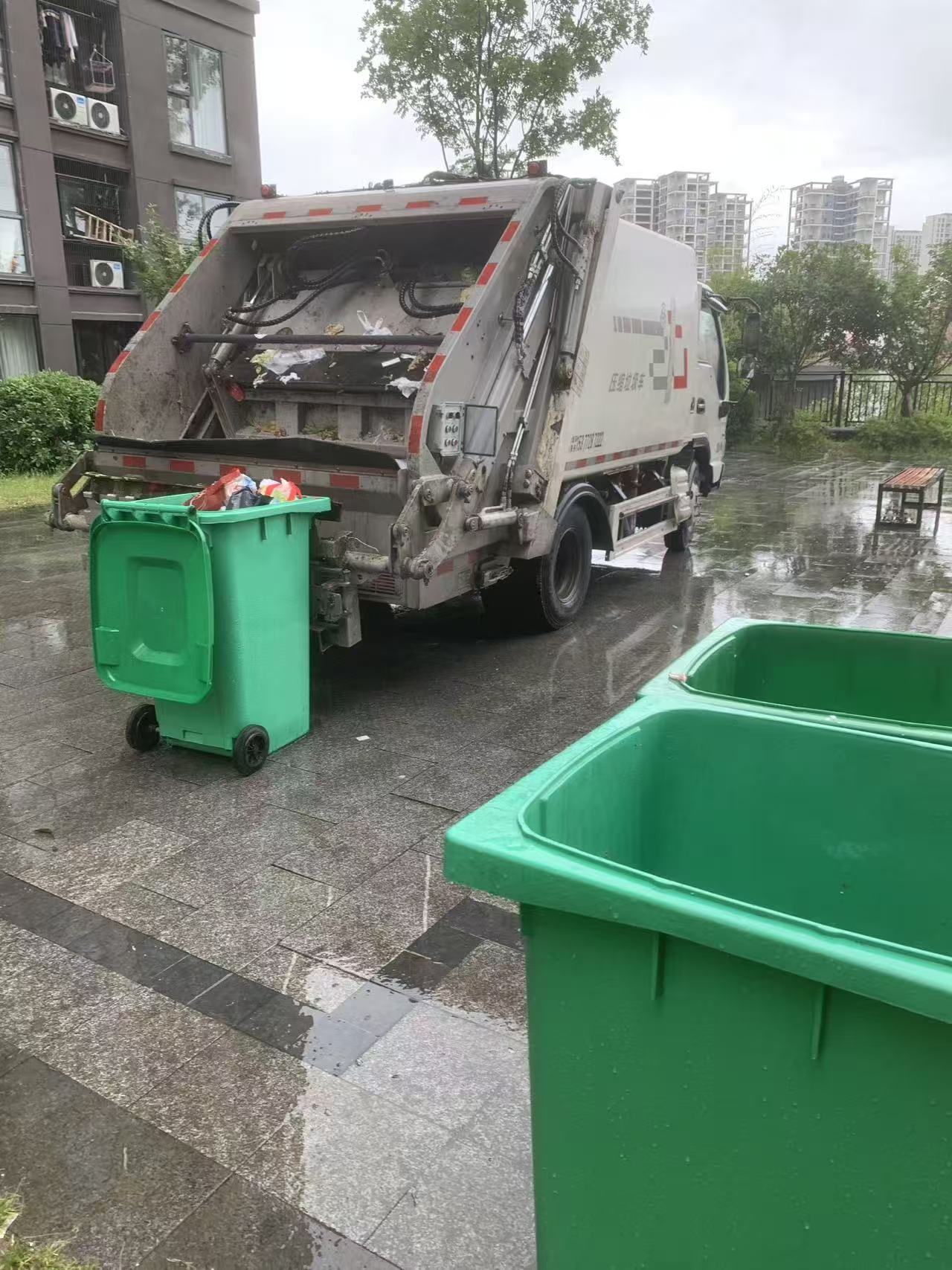 洒水车出租！！！龙山县大之地环境治理有限公司从事环卫作业、街道洒水、降尘冲洗、园林浇灌、物业小区垃圾清运等；可用于：施工路面冲洗农业抗旱应急送水联系电话：187 0743 4599陈女士