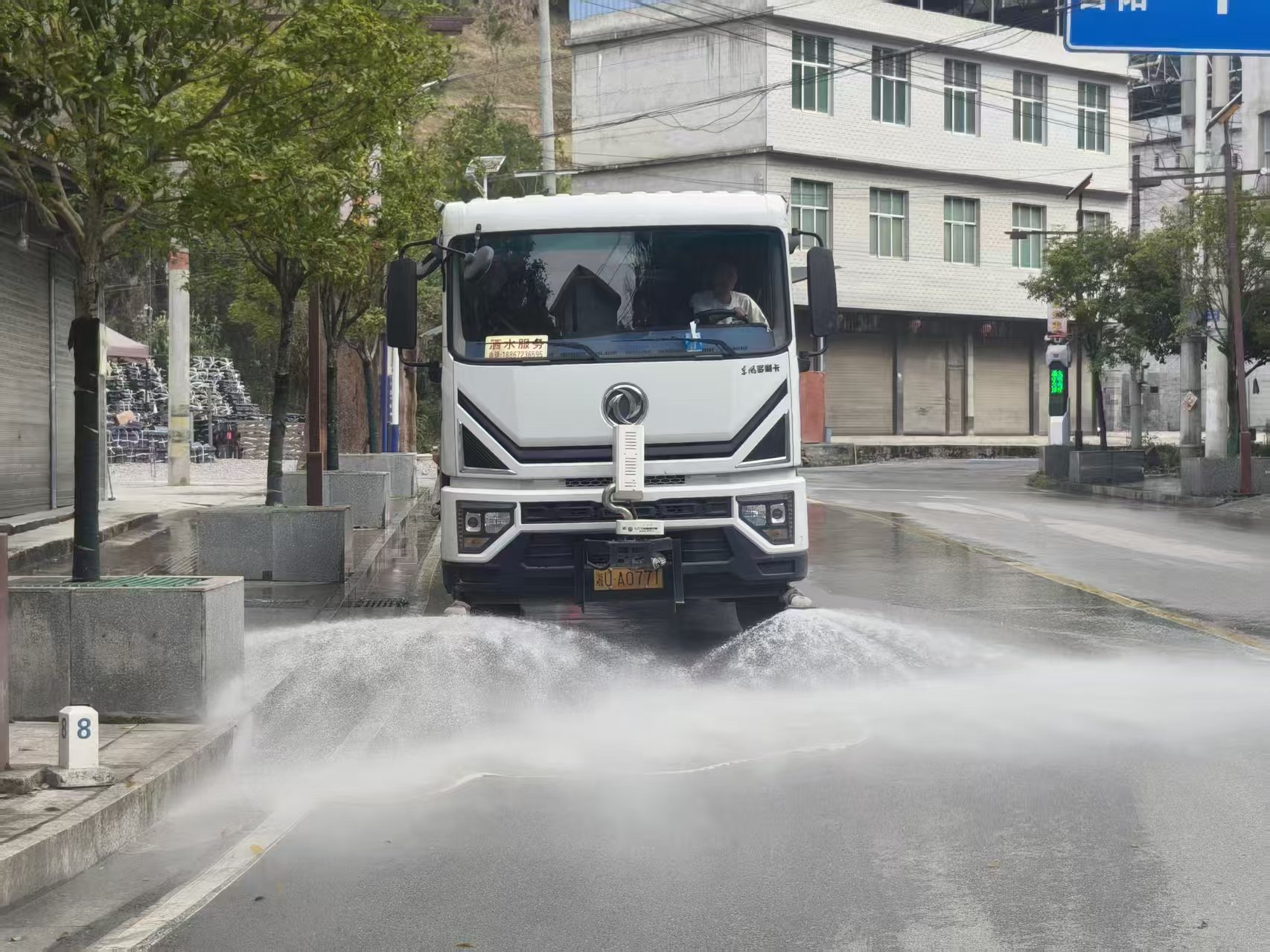 洒水车出租！！！龙山县大之地环境治理有限公司从事环卫作业、街道洒水、降尘冲洗、园林浇灌、物业小区垃圾清运等；可用于：施工路面冲洗农业抗旱应急送水联系电话：187 0743 4599陈女士