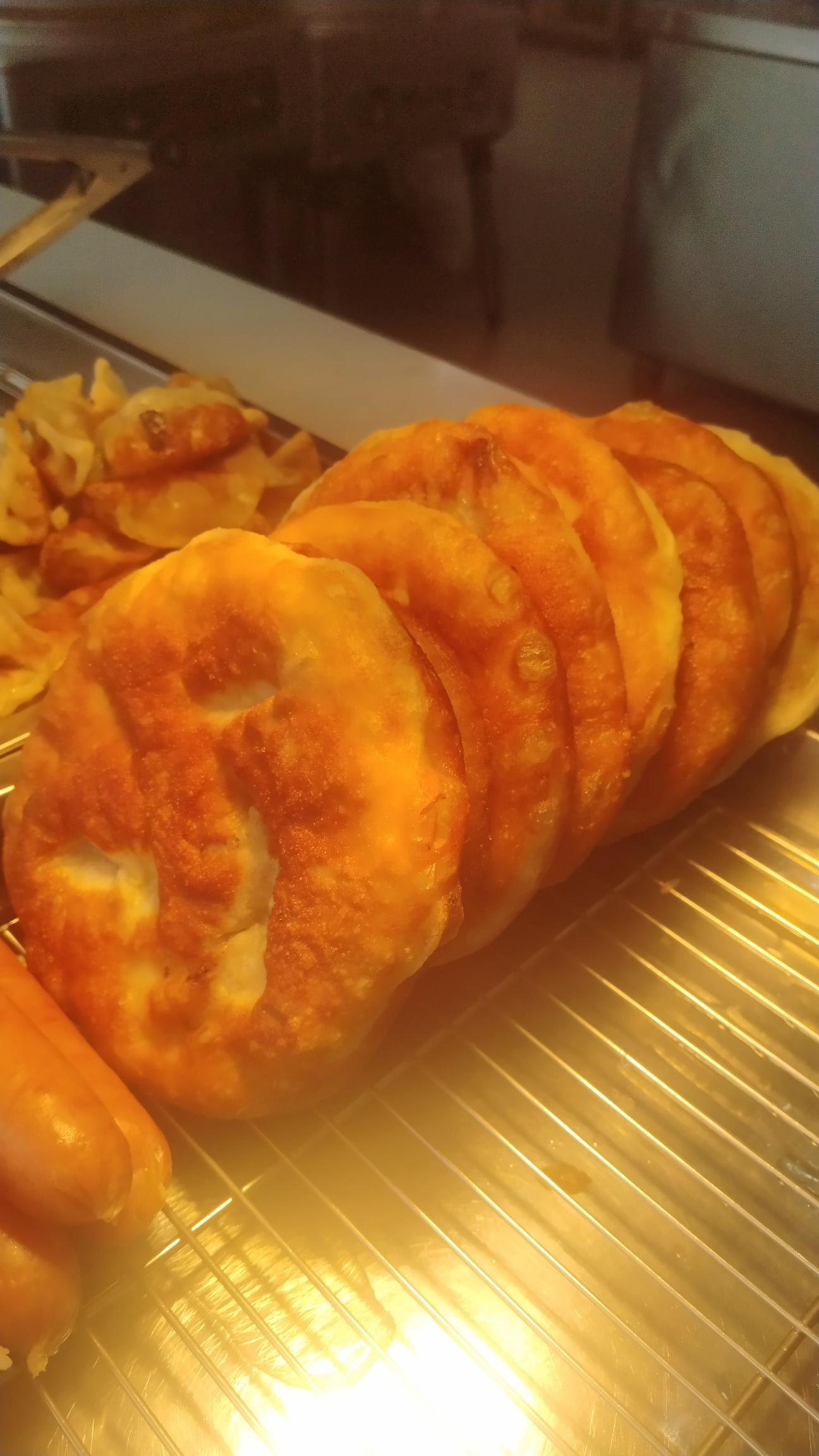 新二中姚知味香饼，终于开烤啦！ 在龙山二中开了这家小饼店，每天天不亮就开始忙活：面粉选的是筋道的高筋小麦粉，现揉现擀，面团得揉到软乎乎还带劲，这样烤出来的饼皮才够酥、够有嚼头；肉馅更是不含糊——25%...