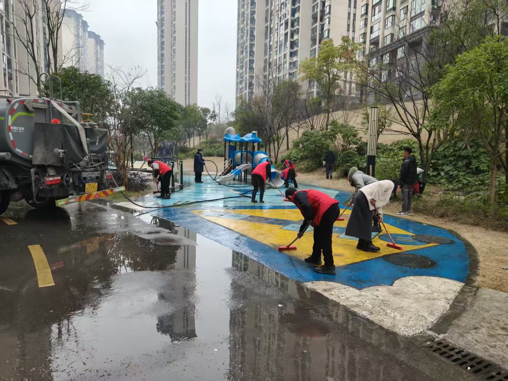洒水车出租！！！龙山县大之地环境治理有限公司从事环卫作业、街道洒水、降尘冲洗、园林浇灌、物业小区垃圾清运等；可用于：施工路面冲洗农业抗旱应急送水联系电话：187 0743 4599陈女士