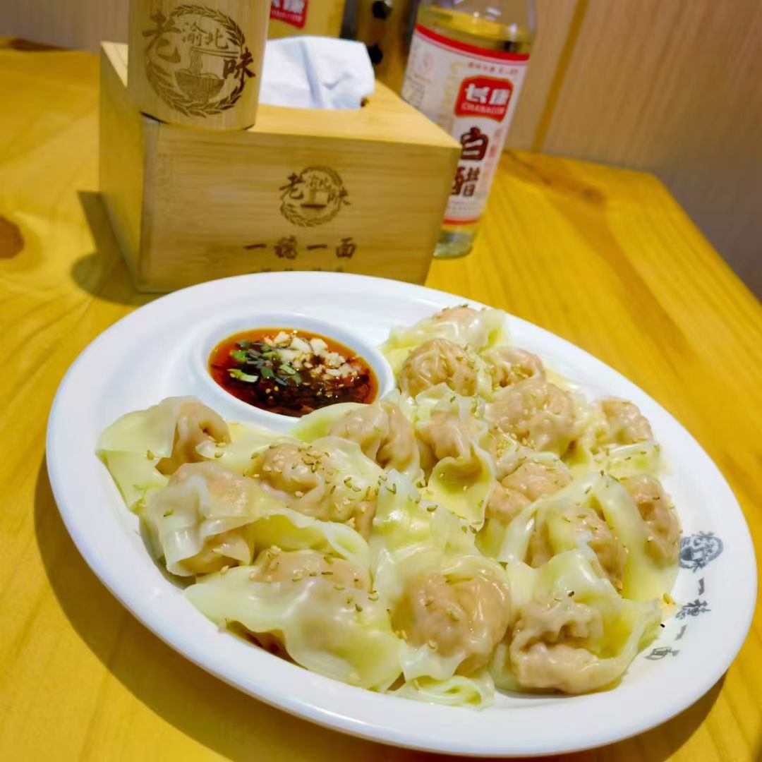 新二中姚知味香饼，终于开烤啦！ 在龙山二中开了这家小饼店，每天天不亮就开始忙活：面粉选的是筋道的高筋小麦粉，现揉现擀，面团得揉到软乎乎还带劲，这样烤出来的饼皮才够酥、够有嚼头；肉馅更是不含糊——25%...