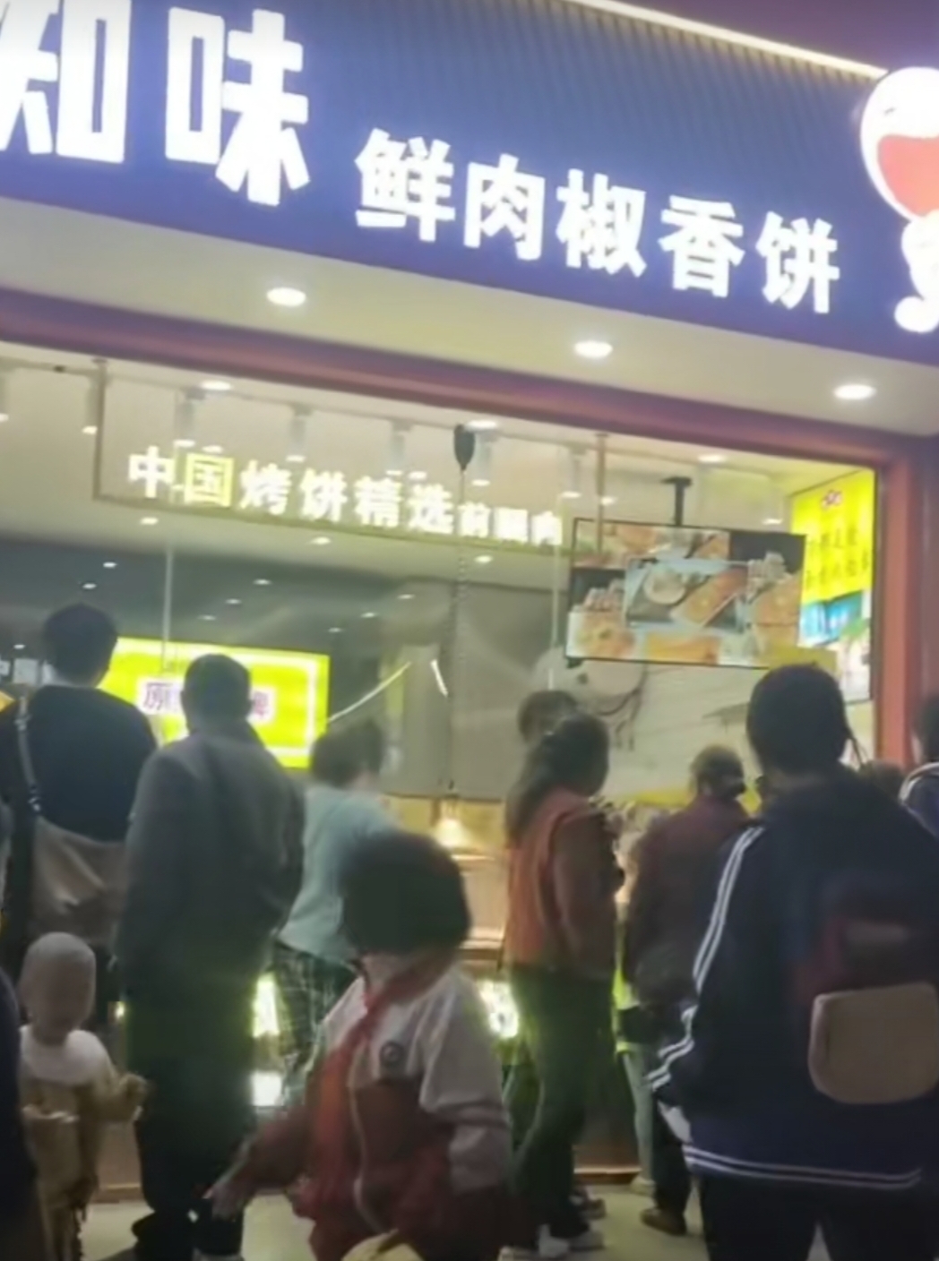 新二中姚知味香饼，终于开烤啦！ 在龙山二中开了这家小饼店，每天天不亮就开始忙活：面粉选的是筋道的高筋小麦粉，现揉现擀，面团得揉到软乎乎还带劲，这样烤出来的饼皮才够酥、够有嚼头；肉馅更是不含糊——25%...