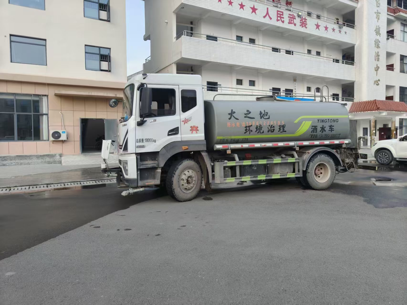 洒水车出租！！！龙山县大之地环境治理有限公司从事环卫作业、街道洒水、降尘冲洗、园林浇灌、物业小区垃圾清运等；可用于：施工路面冲洗农业抗旱应急送水联系电话：187 0743 4599陈女士