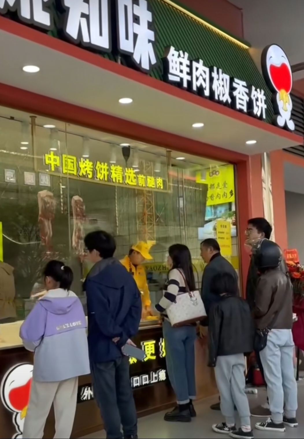 新二中姚知味香饼，终于开烤啦！ 在龙山二中开了这家小饼店，每天天不亮就开始忙活：面粉选的是筋道的高筋小麦粉，现揉现擀，面团得揉到软乎乎还带劲，这样烤出来的饼皮才够酥、够有嚼头；肉馅更是不含糊——25%...