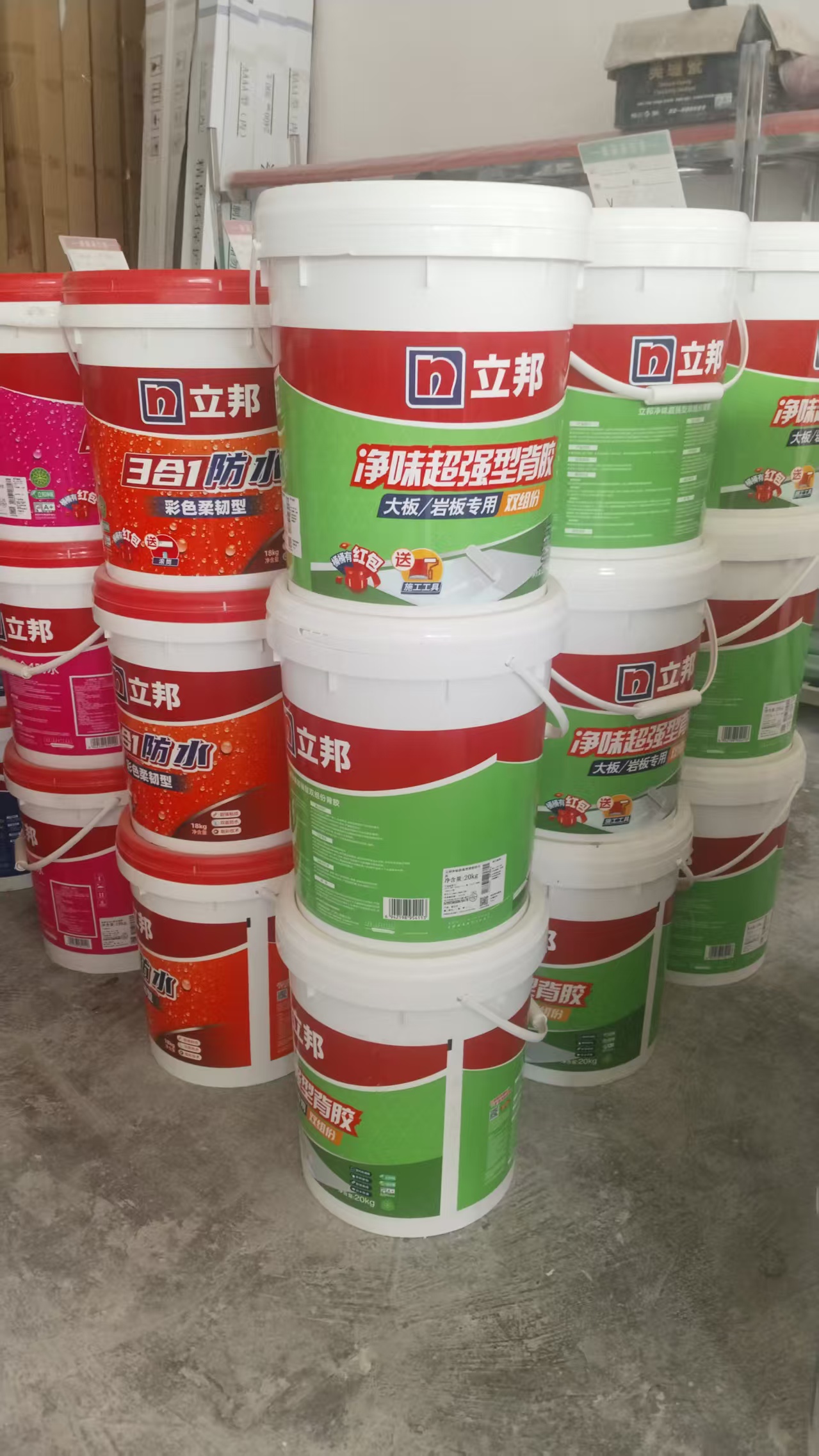 选对涂料装对家，省心装修就找我——瑞龙建材批发中心 我们店精选立邦、多乐士、三棵树三大正品涂料，环保无甲醛，还专属供应三棵树防水，同时配套瓷砖胶、背胶及各类石膏线，装修主材、辅材一站购齐；所有产品郑重...