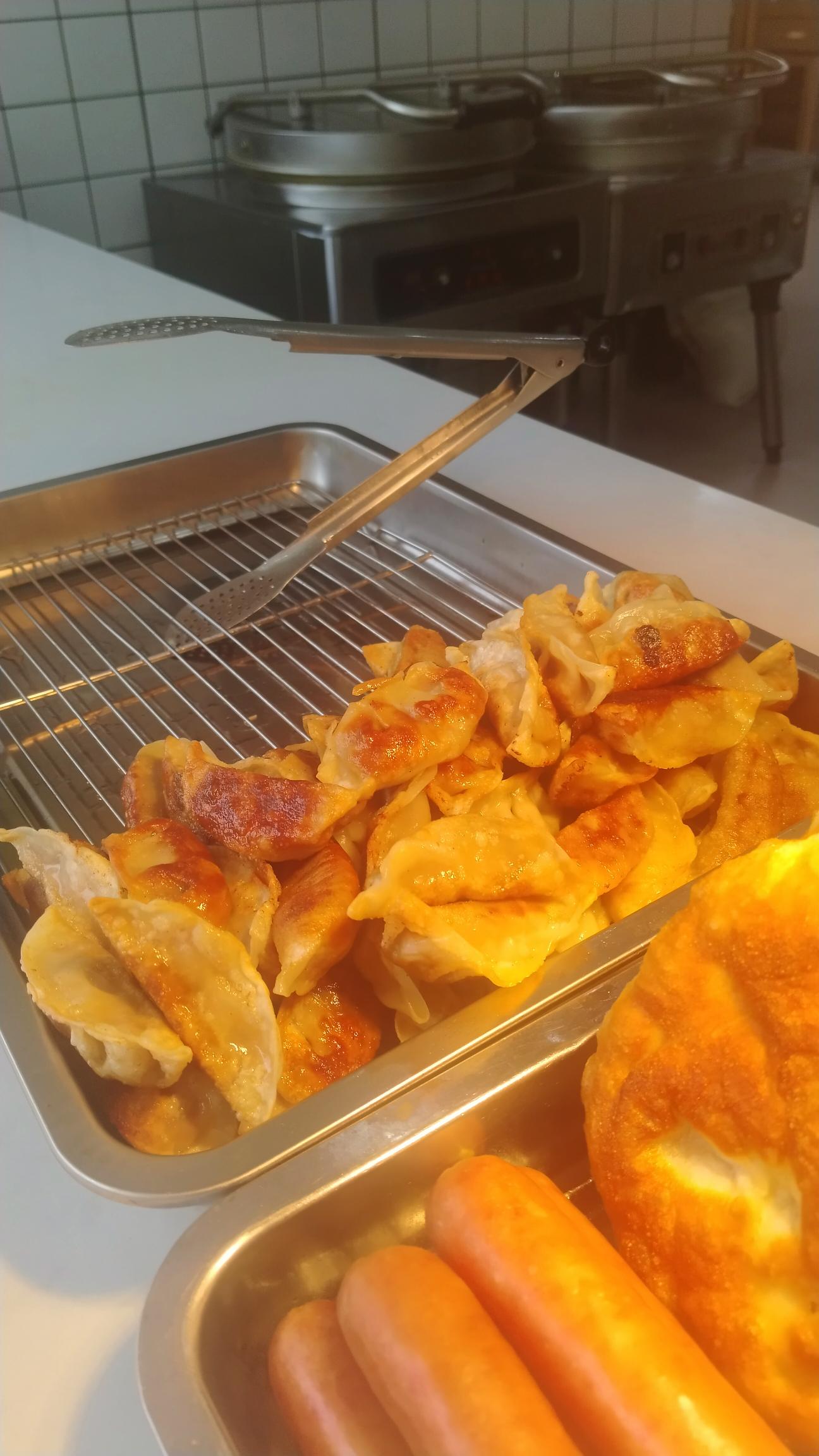 新二中姚知味香饼，终于开烤啦！ 在龙山二中开了这家小饼店，每天天不亮就开始忙活：面粉选的是筋道的高筋小麦粉，现揉现擀，面团得揉到软乎乎还带劲，这样烤出来的饼皮才够酥、够有嚼头；肉馅更是不含糊——25%...