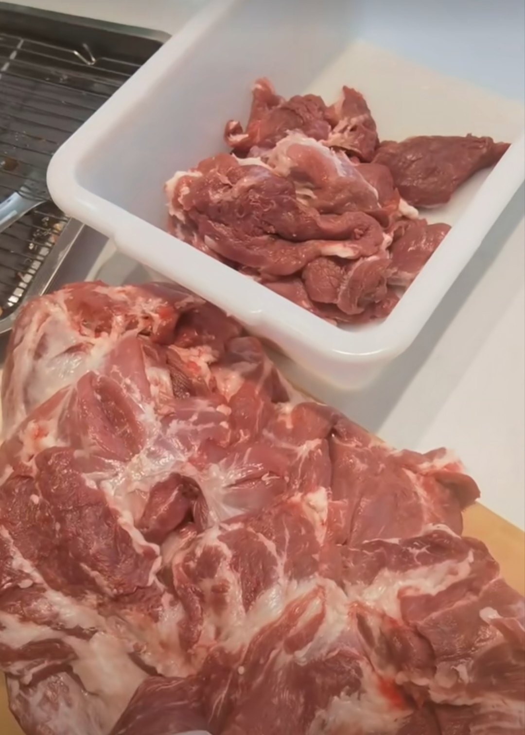 新二中姚知味香饼，终于开烤啦！ 在龙山二中开了这家小饼店，每天天不亮就开始忙活：面粉选的是筋道的高筋小麦粉，现揉现擀，面团得揉到软乎乎还带劲，这样烤出来的饼皮才够酥、够有嚼头；肉馅更是不含糊——25%...