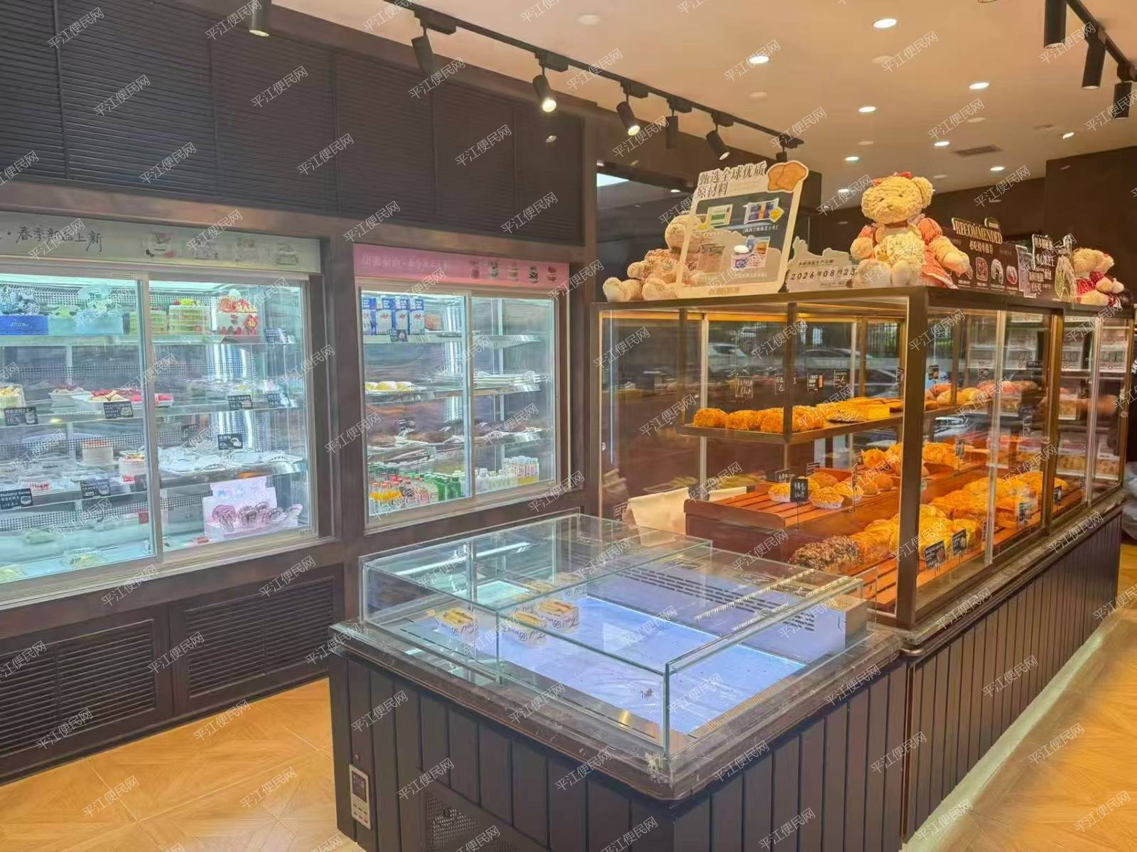 平江一中旁连锁烘培店转让，肯德基旁边，面积大小不包二楼有110平