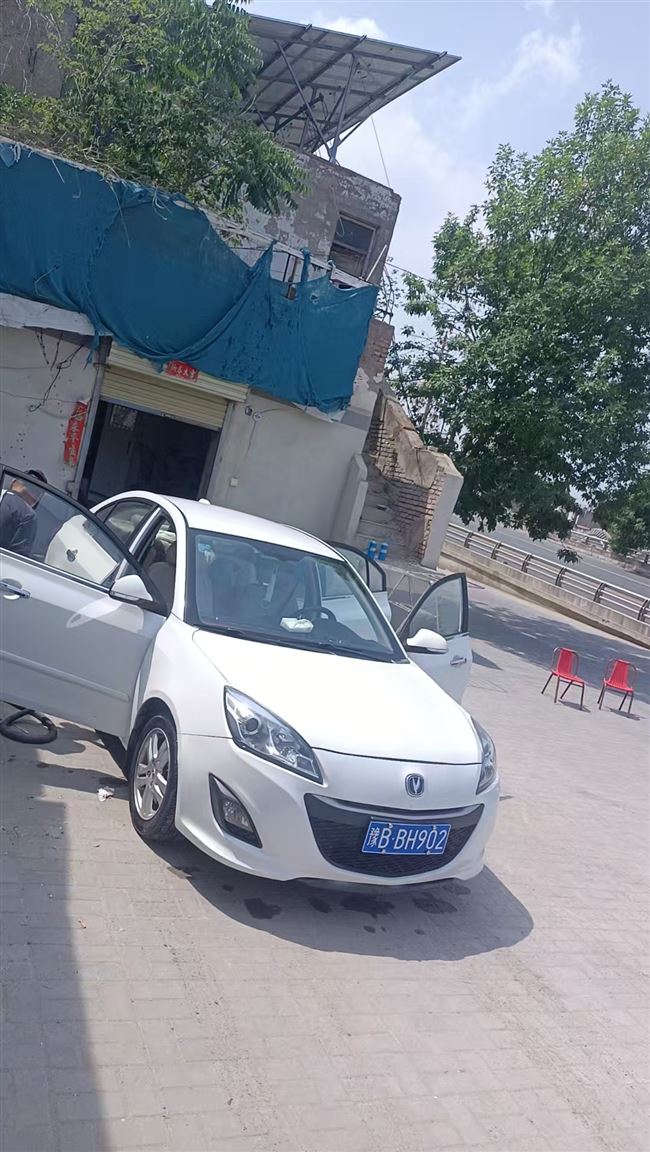 出售：白色长安二手车