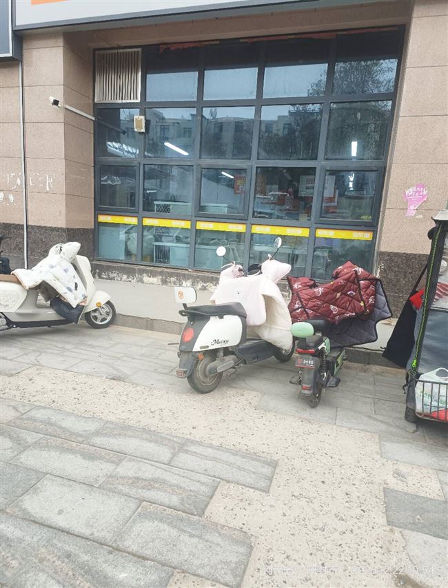 大梁路万宝商厦东隔壁超市招租